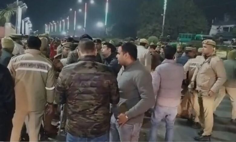 UP News: मुरादाबाद में शराब की दुकान के सामने युवक की गोली मारकर हत्या, परिजनों ने किया सड़क जाम का हंगामा